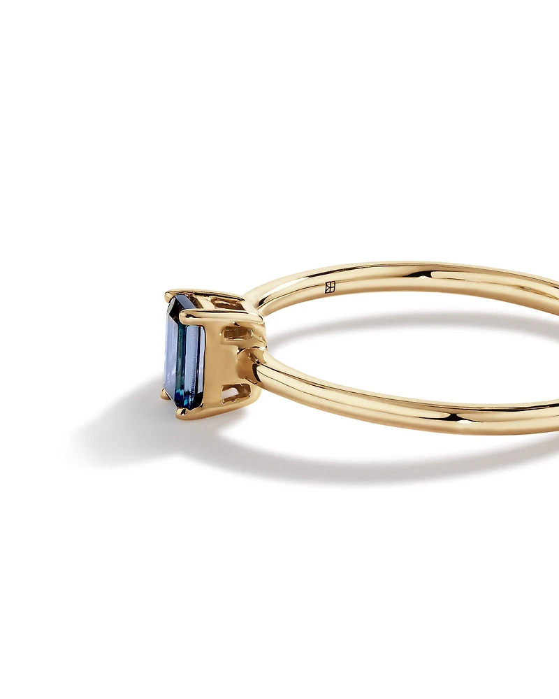 Bague avec saphir blanc taille poire et topaze bleu de Londres taille émeraude en or jaune 10 carats