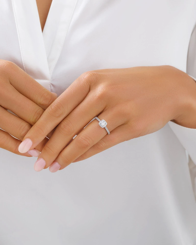 Bague de fiançailles en or blanc 14 K avec diamants totalisant 0,50 ct