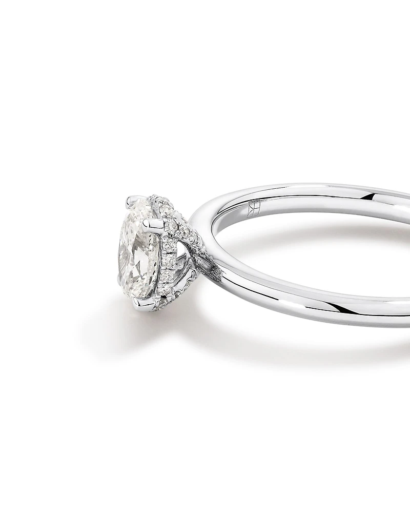 0,68 Carat Poids Total Bague De Fiançailles En Diamant Solitaire Coupe Ovale, Pavé Avec Halo Caché, En Platine