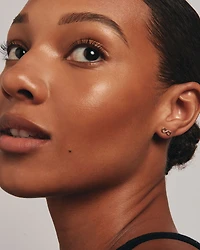 Boucles d'oreilles à tige infini ornées d'un diamant en or jaune 10kt