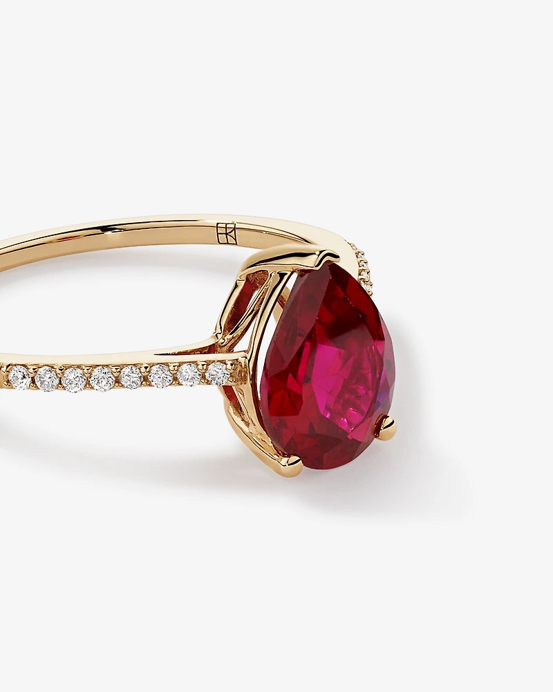 Bague Avec Pierre Précieuse Rubis Créée Rouge De Taille Poire Et Diamants En Or Jaune 10Ct