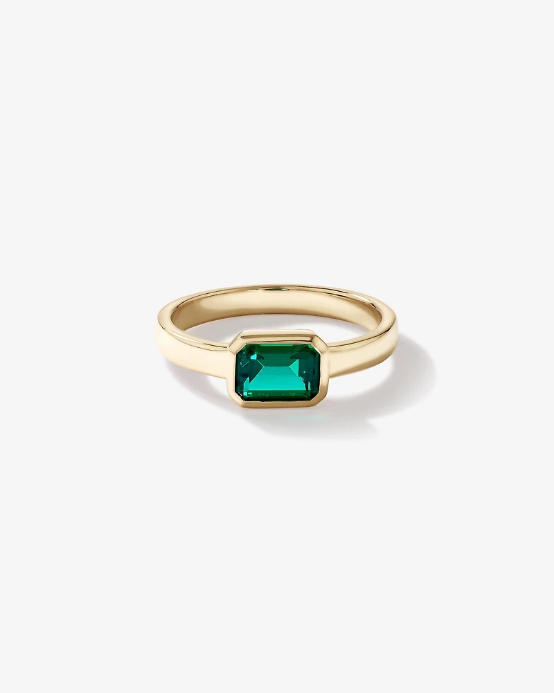 Bague avec émeraude créée en sertissage clos en or jaune 10 carats