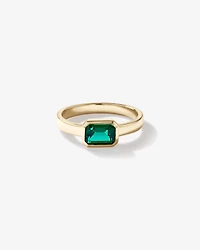 Bague avec émeraude créée en sertissage clos en or jaune 10 carats