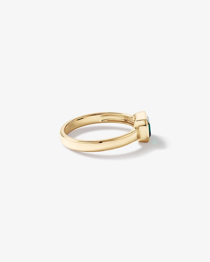 Bague avec émeraude créée en sertissage clos en or jaune 10 carats