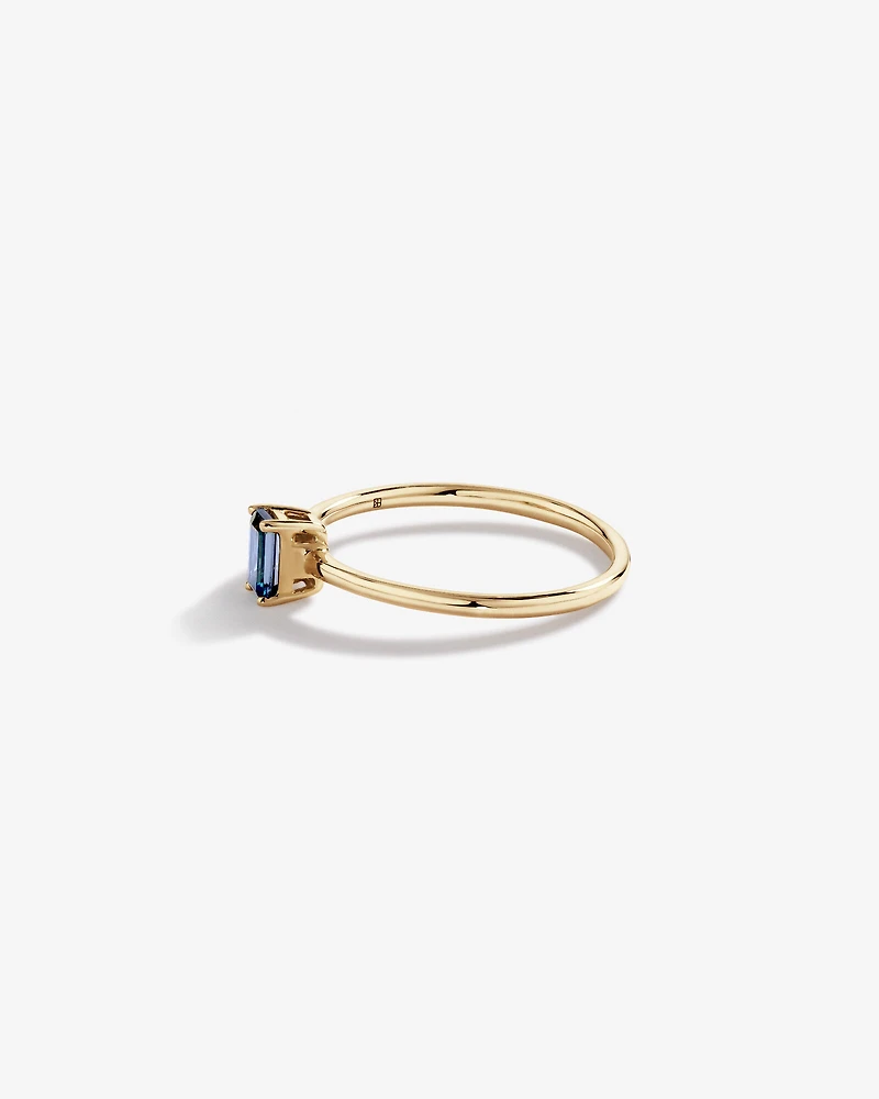Bague avec saphir blanc taille poire et topaze bleu de Londres taille émeraude en or jaune 10 carats