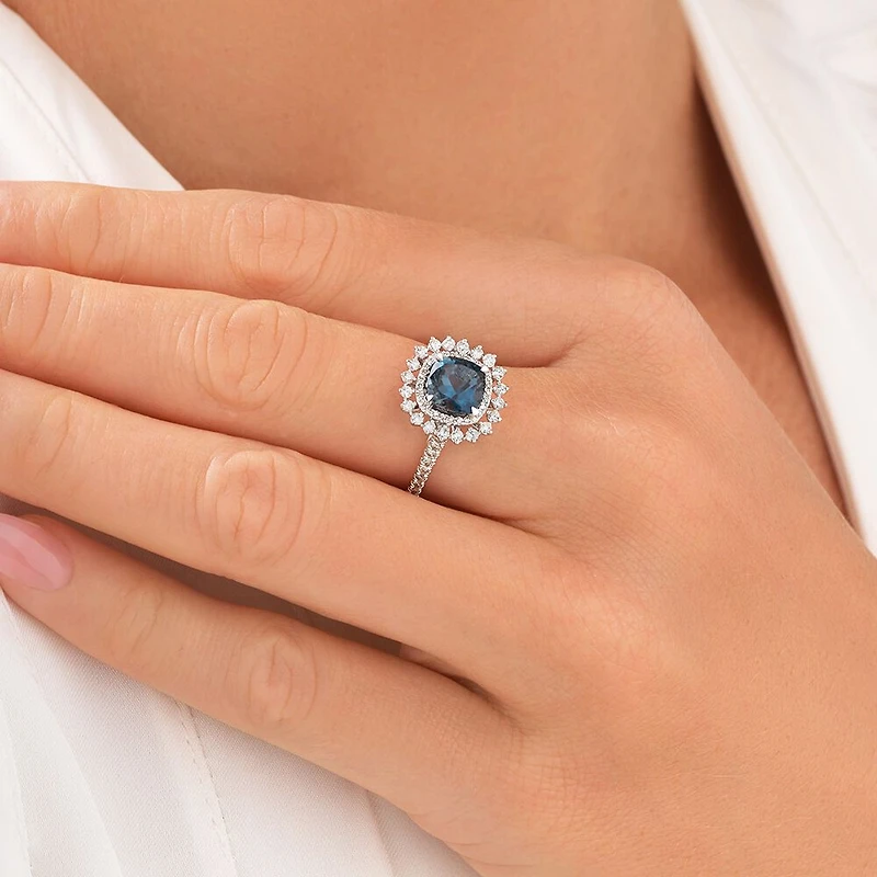 Bague à halo de dentelle en or blanc 10 K avec topaze et diamants totalisant 0,50 ct