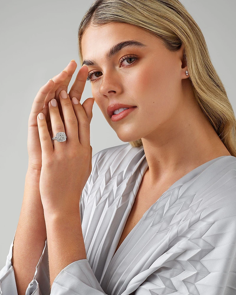 Bague Halo à Grappe Coussin de Diamant de 1,30 Carat TW en Or Blanc 10kt