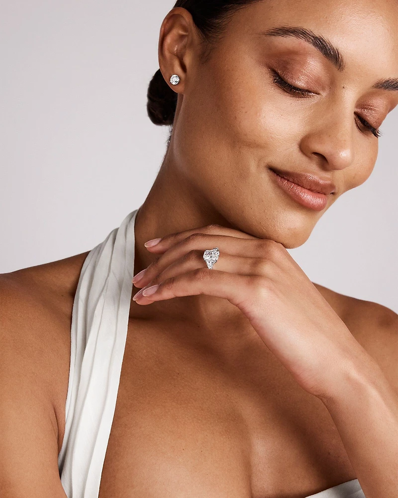 2,86 Carats Poids Total Bague De Fiançailles En Diamant Cultivé En Laboratoire, Coupe Radieuse, Pierres Latérales Taille Fantaisie, En Or Blanc 14 Ct