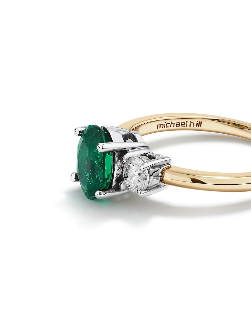 Bague en or blanc et jaune 14 K avec émeraude et diamants totalisant 0,40 ct