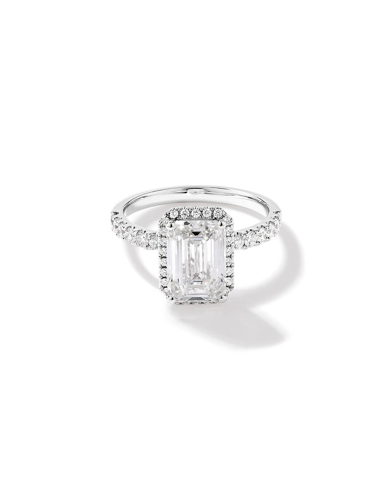 Bague de fiançailles en or blanc 18 carats avec halo de diamants de culture en laboratoire taille émeraude de 3,60 carats