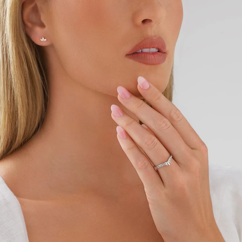 Alliance à chevrons en or blanc 14 K avec diamants totalisant 0,25 ct