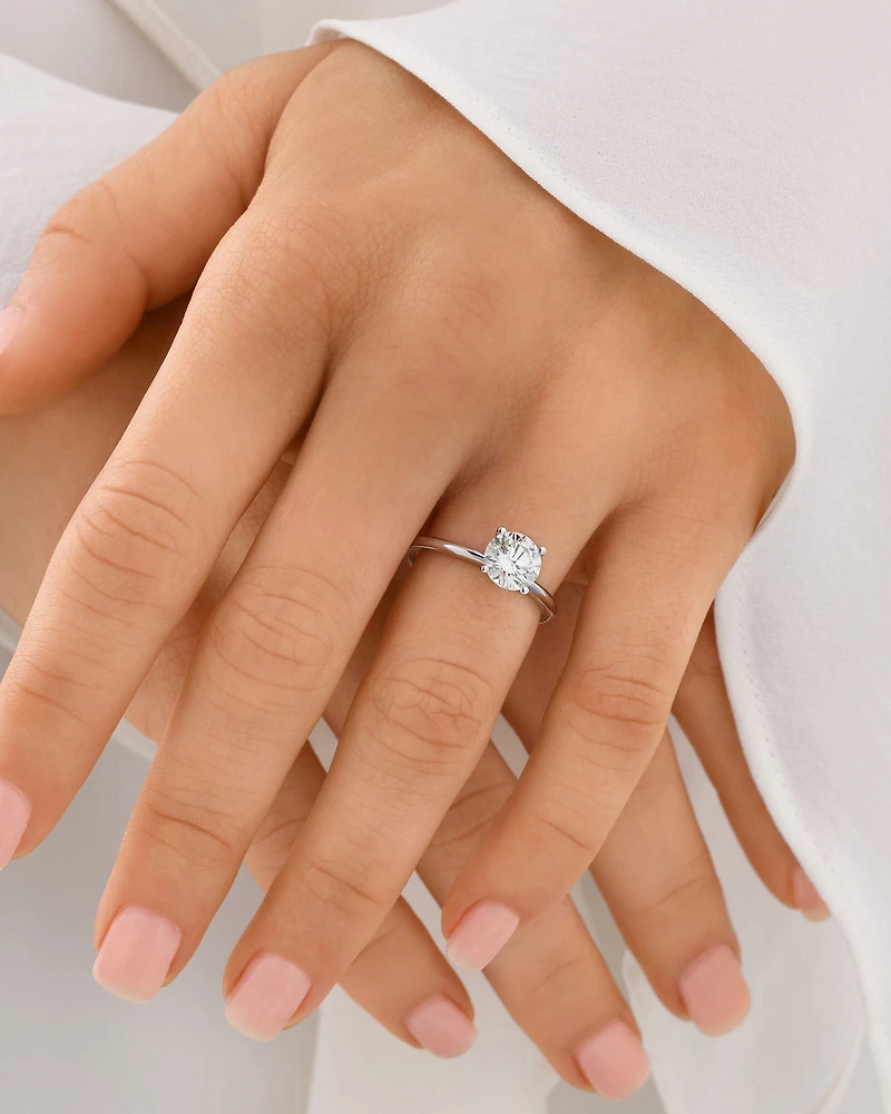 Bague De Fiançailles Solitaire En Diamant De Laboratoire Rond Brillant De 1,25 Carat Poids Total En Or Blanc 14 Carats