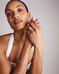 2,36 Carats Poids Total Bague De Fiançailles En Diamant Cultivé En Laboratoire, Coupe Ovale, Pierres Latérales Taille Fantaisie, En Or Blanc 14 Ct