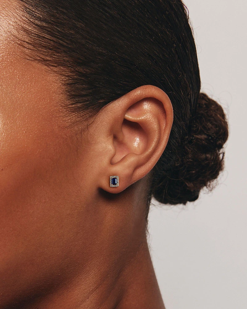 Boucles d'Oreilles Clous Halo en Pierre Précieuse Saphir Bleu Taille Émeraude et 0,10 Carat TW Diamant en Or Jaune 10 kt