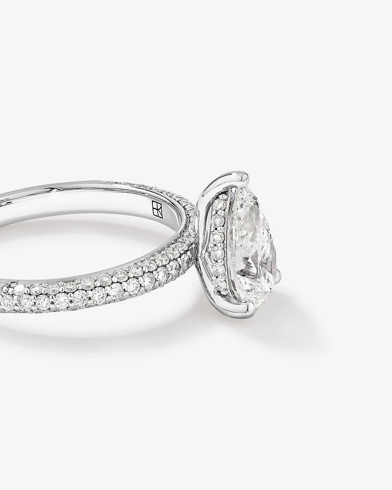 Bague de fiançailles en diamant de laboratoire taille poire 1,96 carat poids total en or blanc 14 kt