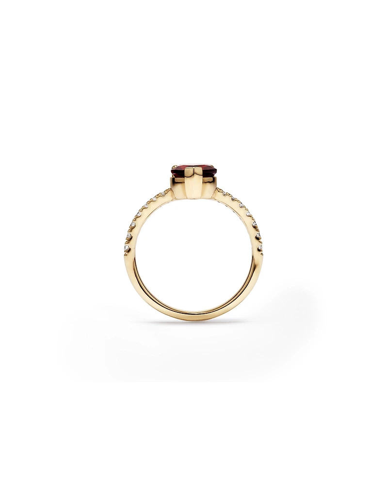 Bague Chevron avec Grenat Poire et 0,25 Carat PT de Diamants Ronds en Or Jaune 10 carats