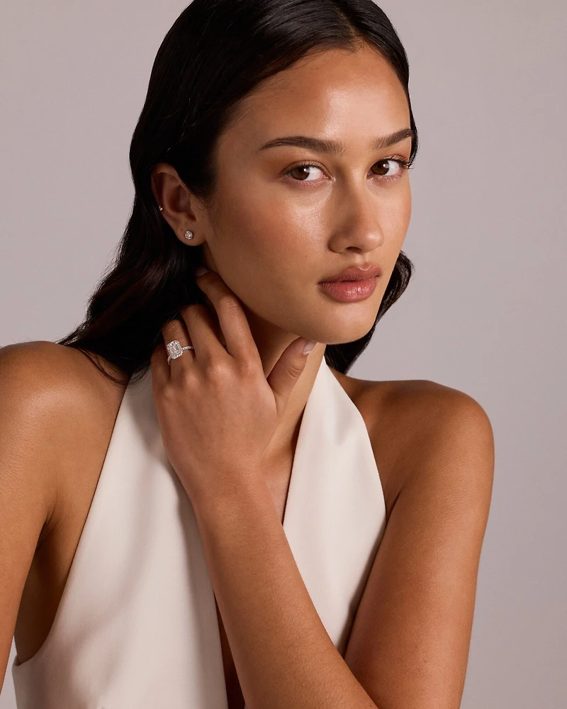 Bague de fiançailles en or blanc 18 carats avec halo de diamants de culture en laboratoire taille émeraude de 3,60 carats