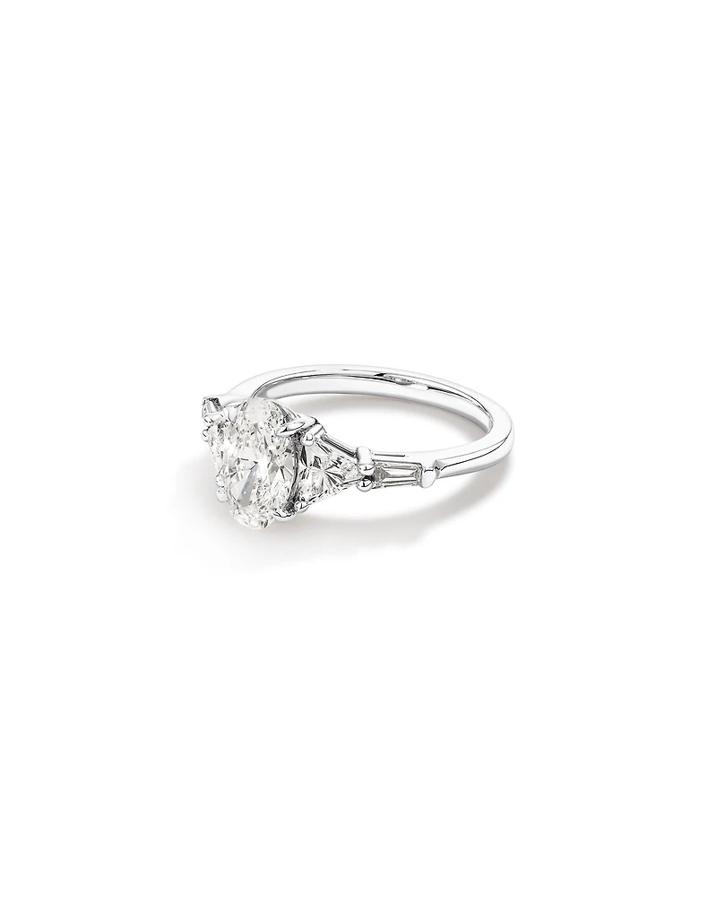 2,36 Carats Poids Total Bague De Fiançailles En Diamant Cultivé En Laboratoire, Coupe Ovale, Pierres Latérales Taille Fantaisie, En Or Blanc 14 Ct