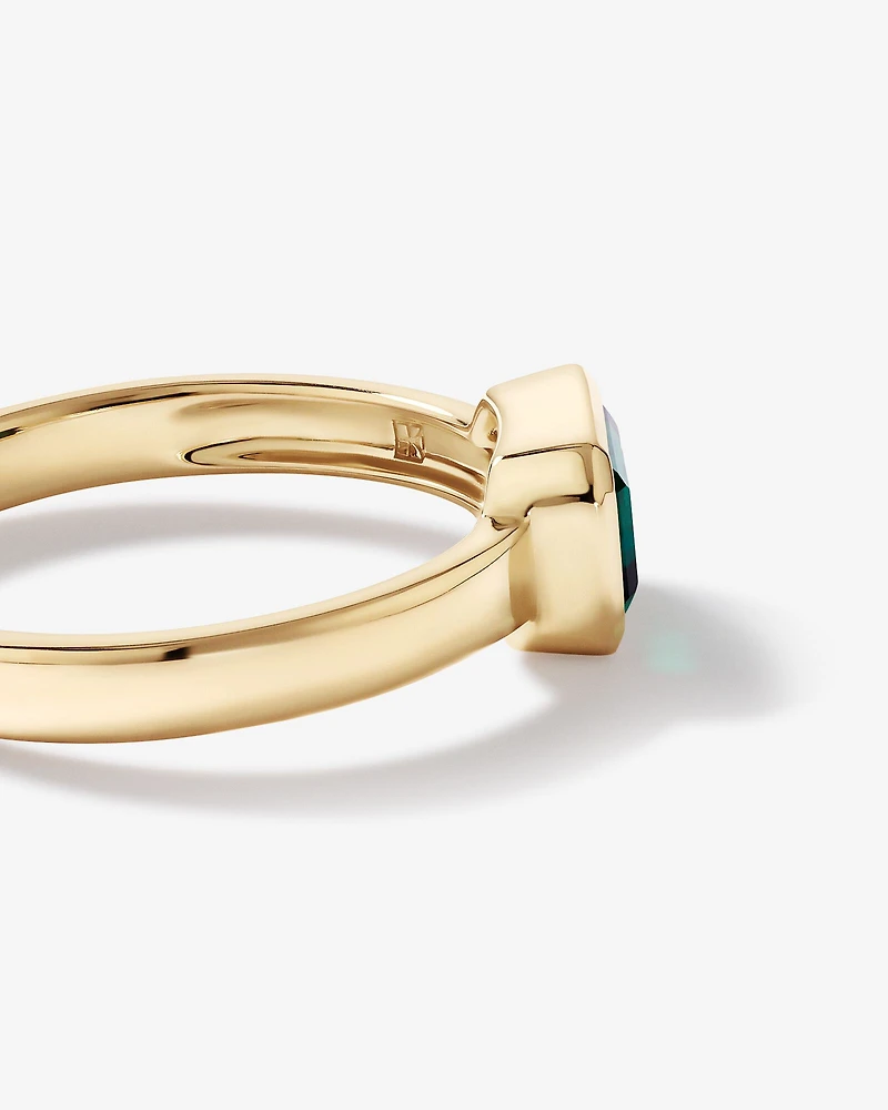 Bague avec émeraude créée en sertissage clos en or jaune 10 carats