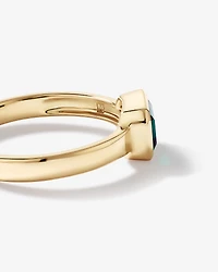 Bague avec émeraude créée en sertissage clos en or jaune 10 carats