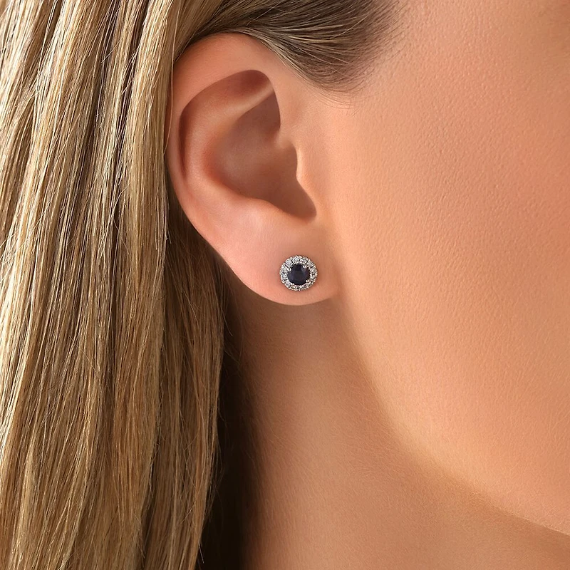 Boutons d'oreilles à halo en or blanc 10 K à saphirs et à diamants totalisant 0,28 ct