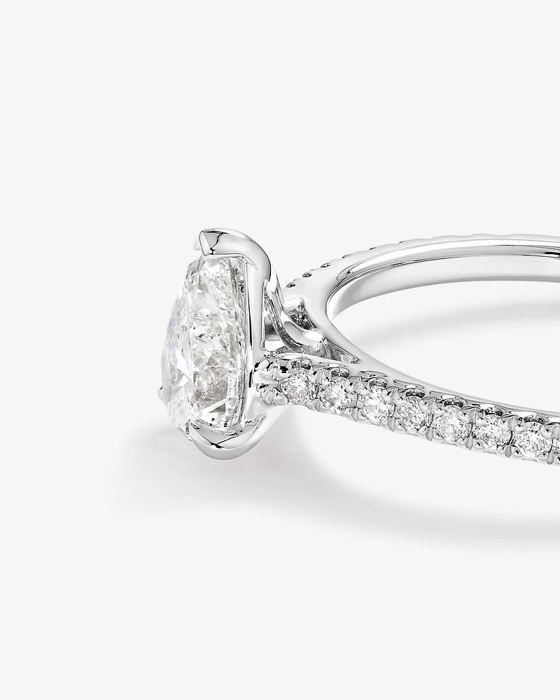 Bague de fiançailles en or blanc 14 K avec solitaire taille en poire et diamants totalisant 1,12 ct