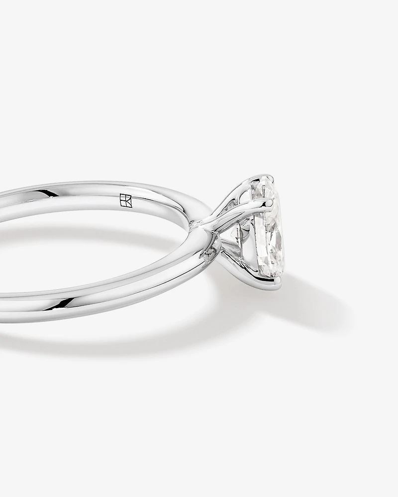0,70 Carat Poids Total Bague De Fiançailles Solitaire En Diamant De Laboratoire Ovale En Or Blanc 14 Carats