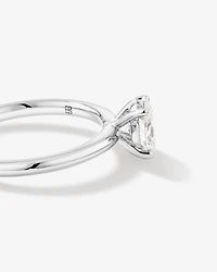 0,70 Carat Poids Total Bague De Fiançailles Solitaire En Diamant De Laboratoire Ovale En Or Blanc 14 Carats
