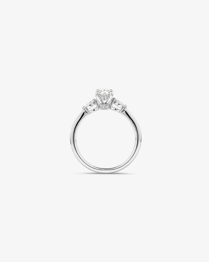 0,77 Carat Poids Total Bague De Fiançailles Trois Pierres Coupe Ovale Et Marquise Avec Halo Caché, En Platine
