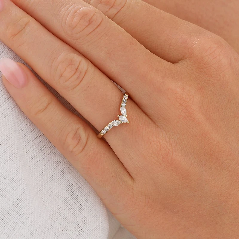Alliance en or jaune 14 K avec diamants totalisant 0,38 ct