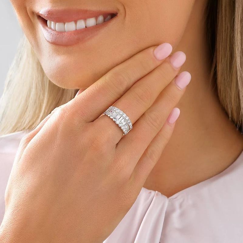 Bague en or blanc 14 K avec diamants totalisant 2 ct