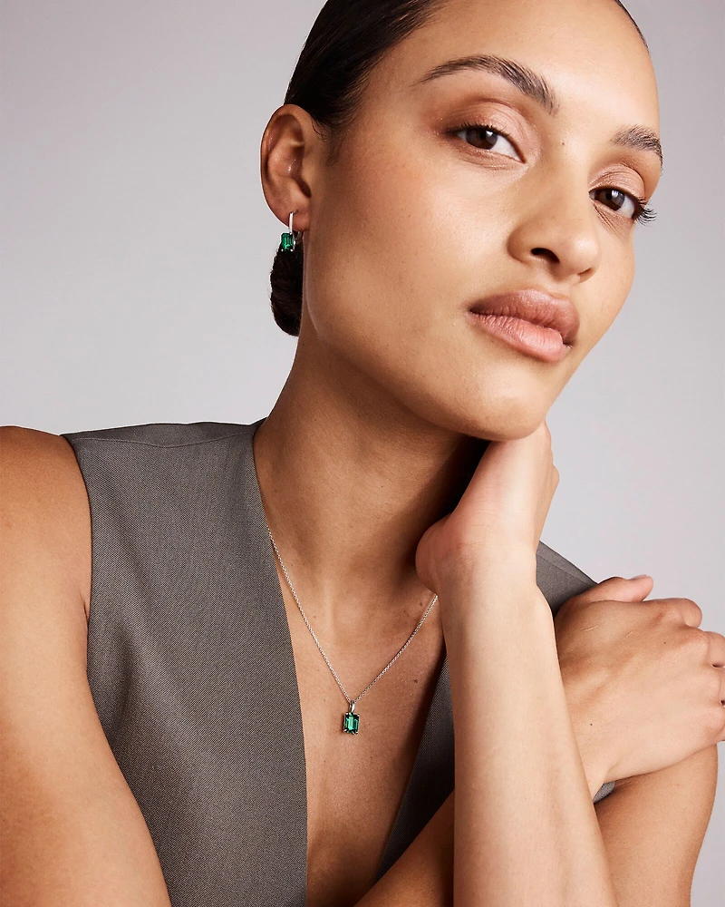 Ensemble pendentif et boucles d'oreilles pendantes en émeraude créée taille émeraude en argent sterling