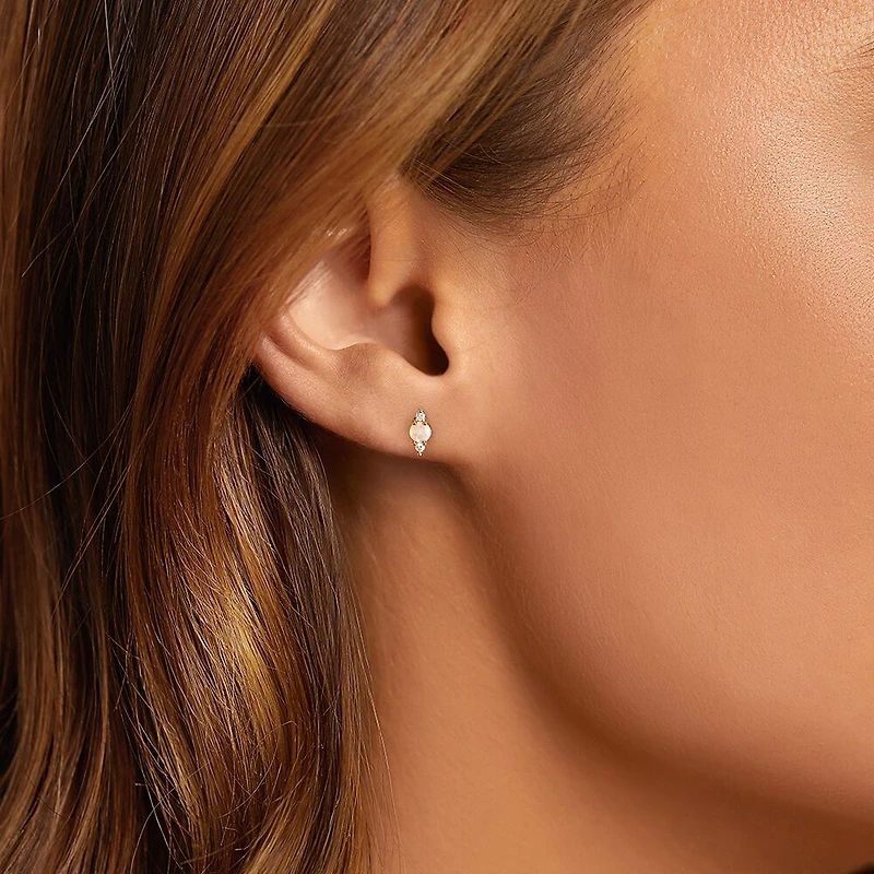 Boutons d'oreilles en or jaune 10 K à opale et à diamants