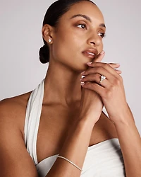 2,86 Carats Poids Total Bague De Fiançailles En Diamant Cultivé En Laboratoire, Coupe Radieuse, Pierres Latérales Taille Fantaisie, En Or Blanc 14 Ct