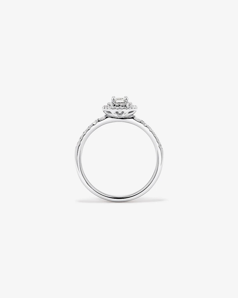 0,55 carat TW bague de fiançailles halo avec diamant taille émeraude et accents latéraux baguette en or blanc 14 carats