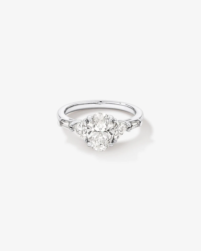 2,36 Carats Poids Total Bague De Fiançailles En Diamant Cultivé En Laboratoire, Coupe Ovale, Pierres Latérales Taille Fantaisie, En Or Blanc 14 Ct