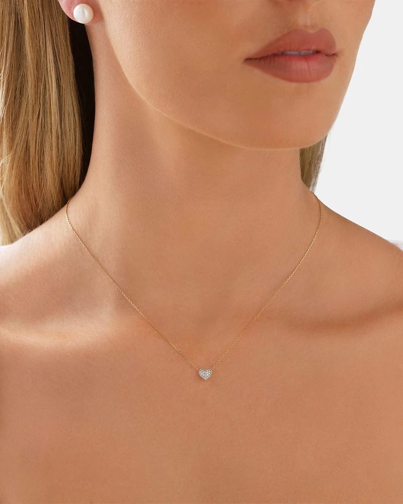 Collier à cœur miniature bombé en or jaune 10 K et rhodium avec diamants totalisant 0,12 ct