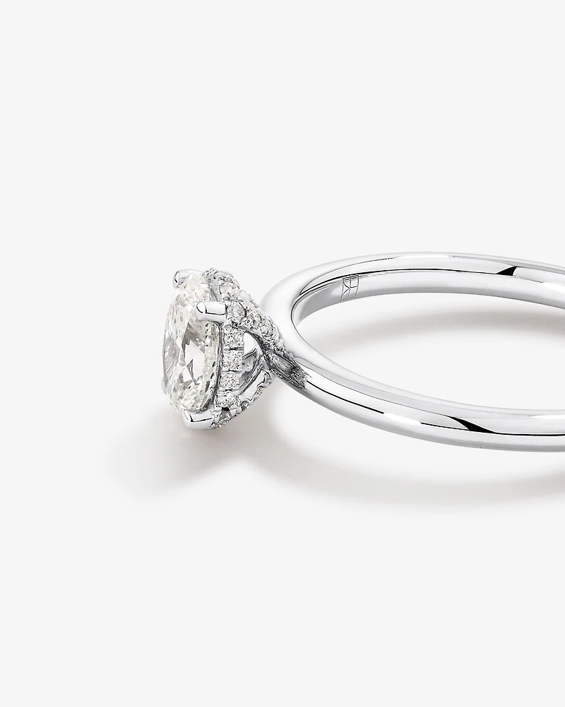0,68 Carat Poids Total Bague De Fiançailles En Diamant Solitaire Coupe Ovale, Pavé Avec Halo Caché, En Platine
