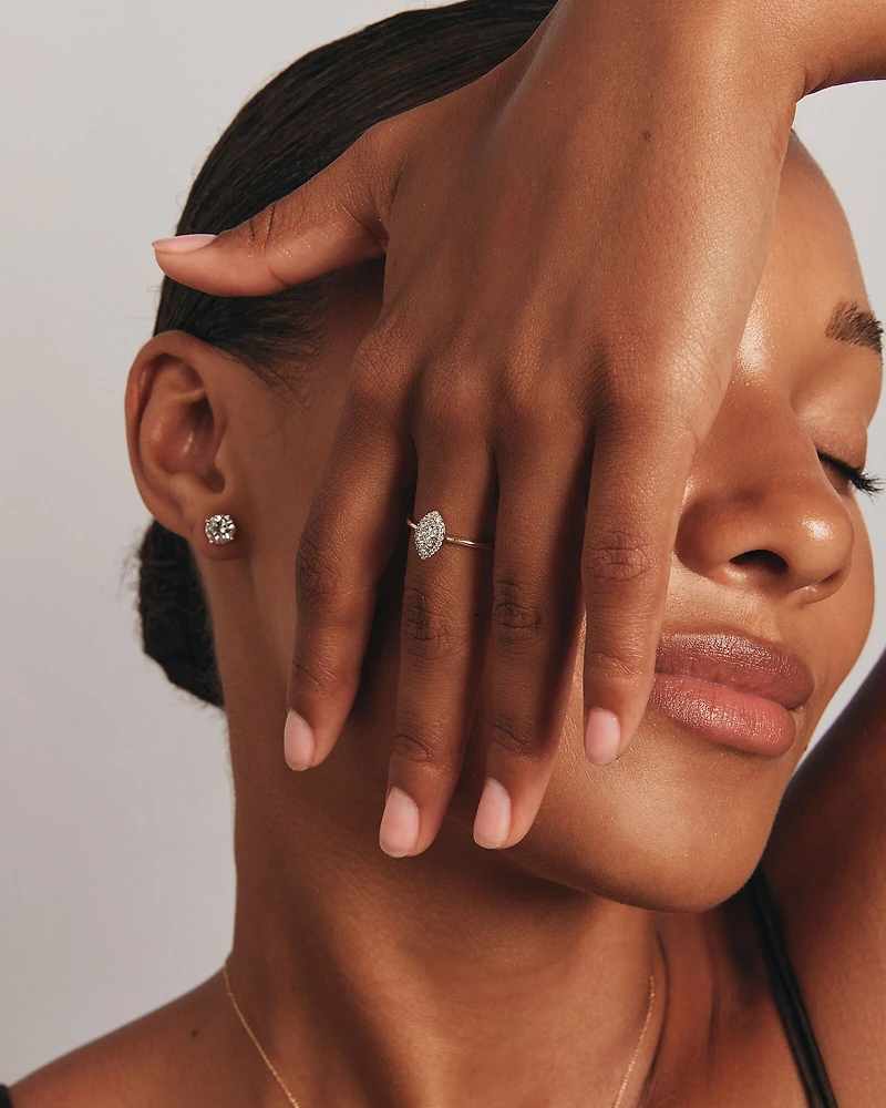 Bague de promesse en or jaune et blanc 10 carats avec cluster de diamants en forme de marquise de 0,15 carat TW