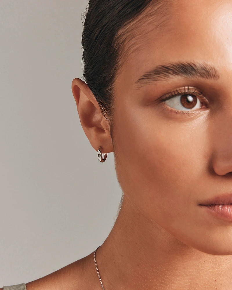 Boucles d'oreilles créoles Huggie à chevalière et accent étoile en diamant en argent sterling