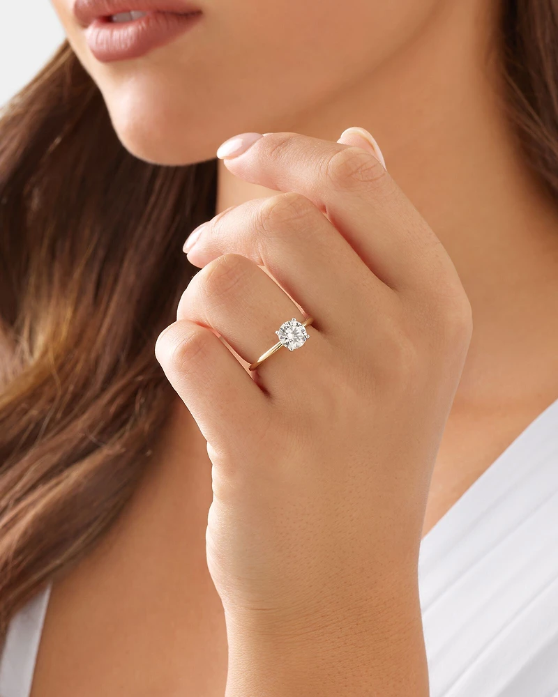 Bague De Fiançailles Solitaire En Diamant De Laboratoire Rond Brillant De 1,25 Carat Poids Total En Or Jaune Et Blanc 14 Carats