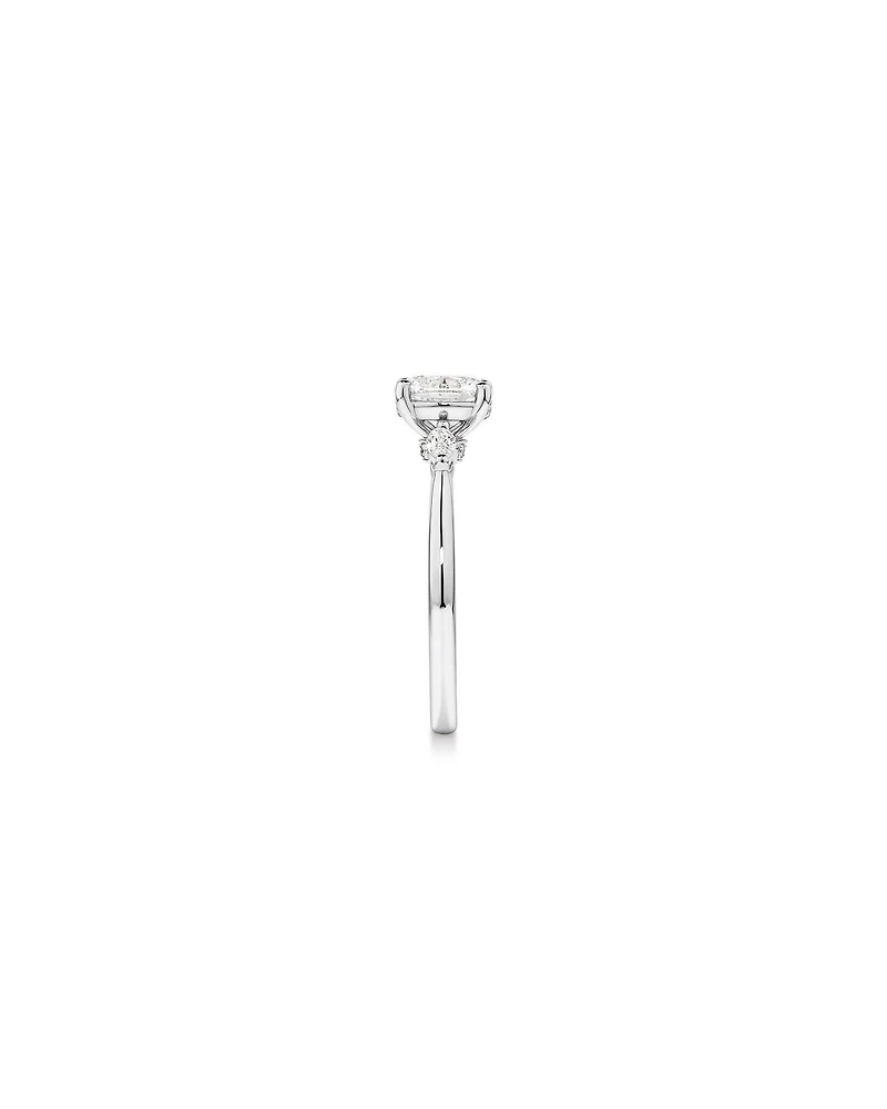 0,77 Carat Poids Total Bague De Fiançailles Trois Pierres Coupe Ovale Et Marquise Avec Halo Caché, En Platine