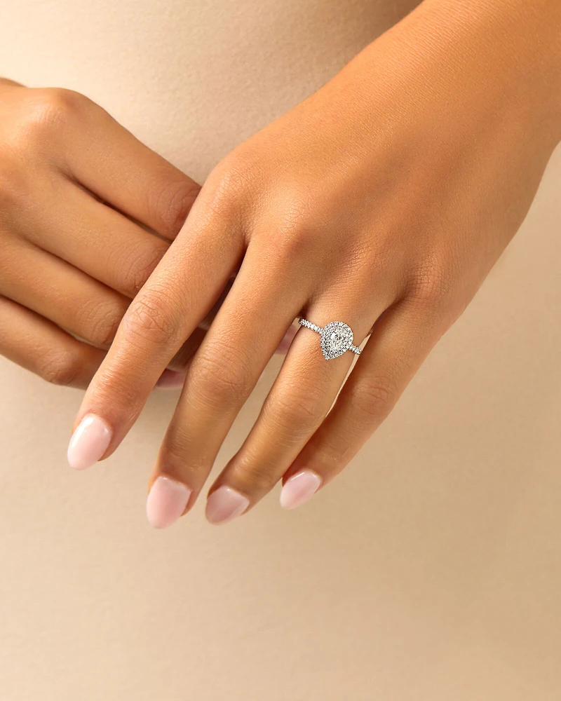 Bague à halo double en or blanc 18 K à diamants totalisant 0,71 ct