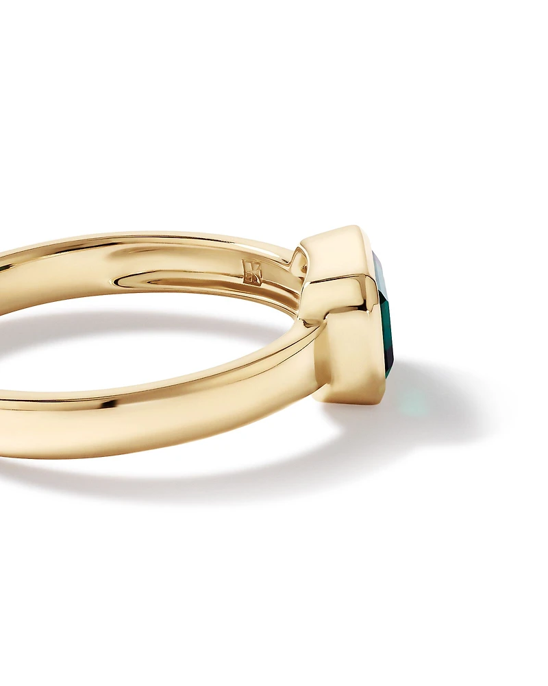 Bague avec émeraude créée en sertissage clos en or jaune 10 carats