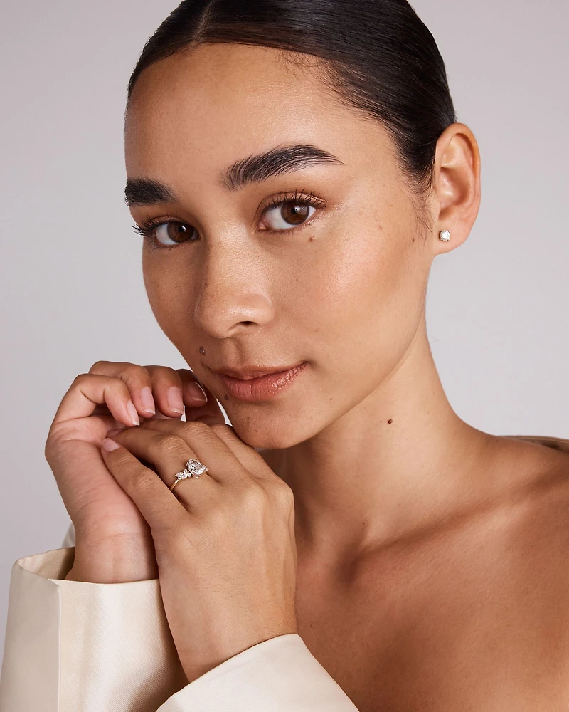 Bague de fiançailles avec diamants de laboratoire de taille ovale TW de 1,40 carats et pierre latérale de taille ronde en or jaune et blanc 14 carats