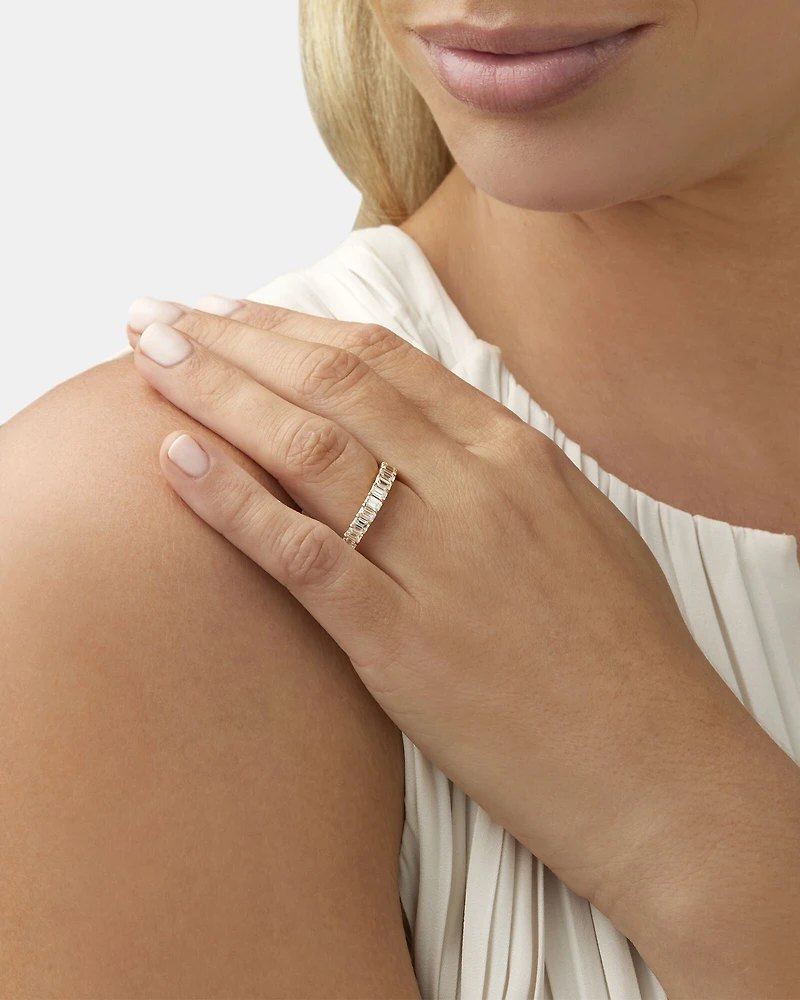 Alliance en or jaune 14 K à diamants de taille émeraude totalisant 0,80 ct