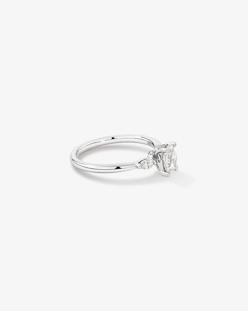 0,77 Carat Poids Total Bague De Fiançailles Trois Pierres Coupe Ovale Et Marquise Avec Halo Caché, En Platine