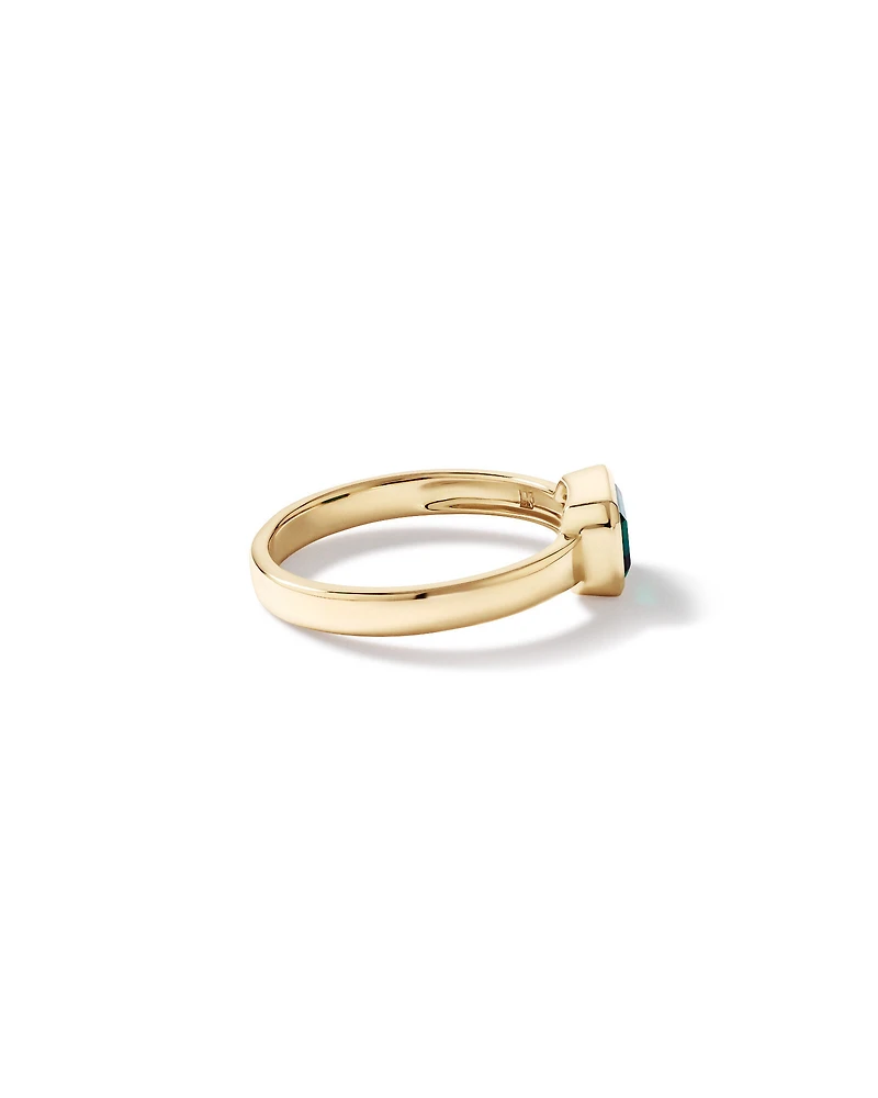 Bague avec émeraude créée en sertissage clos en or jaune 10 carats