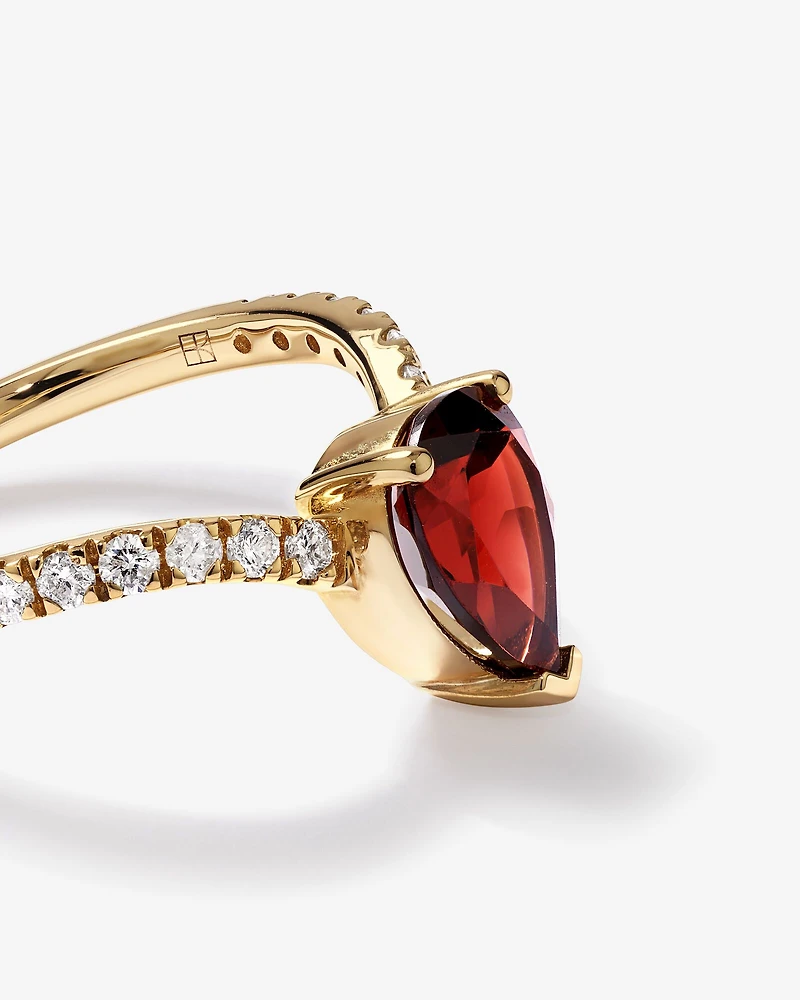 Bague Chevron avec Grenat Poire et 0,25 Carat PT de Diamants Ronds en Or Jaune 10 carats