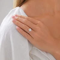 Bague de fiançailles en or blanc 14 K avec halo de diamants totalisant 0,79 ct